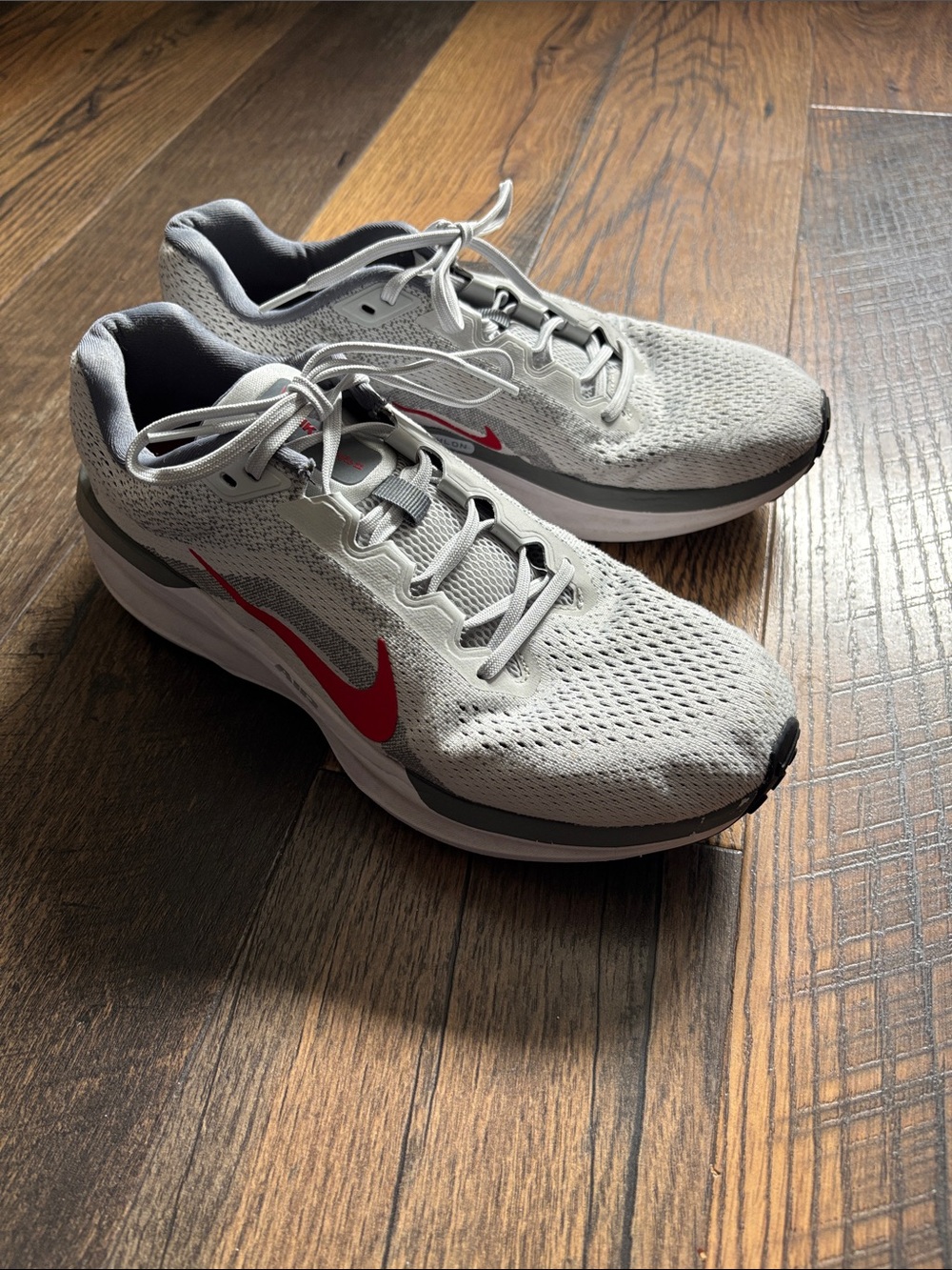 Nike Winflo 11 Mens Low Top Sneaker Light Gray Running Shoe Red Swoosh Size 10.5 - Picture 4 of 8